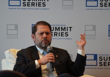 Les démocrates réagissent au projet de loi républicain sur la structure du marché des…